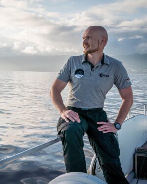 Alexander Gerst Instagram - Die Ozeane unserer Erde bilden das größte Ökosystem unseres Planeten, und doch sind sie noch erstaunlich unentdeckt und unerforscht. Taucht mit mir in das Unterwasser-Universum ein und entdeckt die Tiefen des Atlantiks. Jetzt in der #ARDMediathek streamen 👉 1.ard.de/alexander-gerst-auf-expedition oder am Montag, 26.12. um 19:15 Uhr im Ersten.

#Atlantik #Unterwasser #Tiefsee #Klimawandel #UnsereErde @esa_earth @europeanspaceagency #ESA #DasErste @ardmediathek

📸📸📸
1&3. SWR/Maike Simon
2. NASA/ESA-A.Gerst