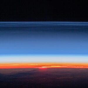 Alexander Gerst Instagram - Perspektivwechsel. Orbitaler Sonnenaufgang, durch eine Lage leuchtender Nachtwolken gesehen. Eben in meinen @iss Fotos gefunden.
 
Orbital sunrise seen through a layer of polar mesospheric clouds. Another gem that I recently found in my unprocessed @iss photo database.

#sunrise #earth #orbital #spacestation @europeanspaceagency