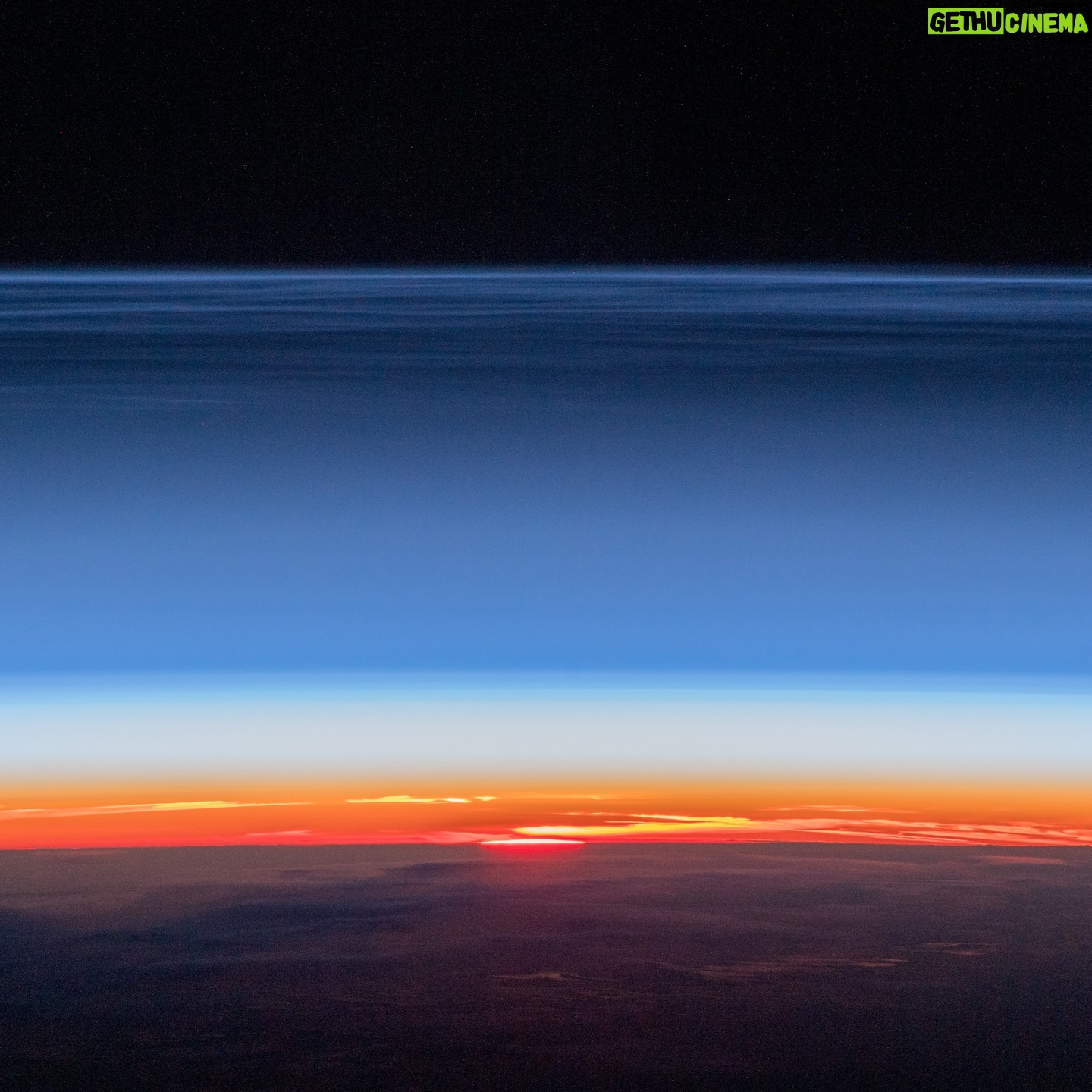 Alexander Gerst - 7.9K Likes - Perspektivwechsel. Orbitaler Sonnenaufgang, durch eine Lage leuchtender Nachtwolken gesehen. Eben in meinen @iss Fotos gefunden.
Orbital sunrise seen through a layer of polar mesospheric clouds. Another gem that I recently found in my unprocessed @iss photo database.
#sunrise #earth #orbital #spacestation @europeanspaceagency
