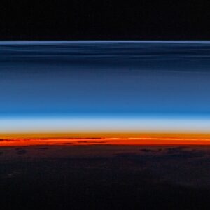 Alexander Gerst Instagram - Perspektivwechsel. Orbitaler Sonnenaufgang, durch eine Lage leuchtender Nachtwolken gesehen. Eben in meinen @iss Fotos gefunden.
 
Orbital sunrise seen through a layer of polar mesospheric clouds. Another gem that I recently found in my unprocessed @iss photo database.

#sunrise #earth #orbital #spacestation @europeanspaceagency