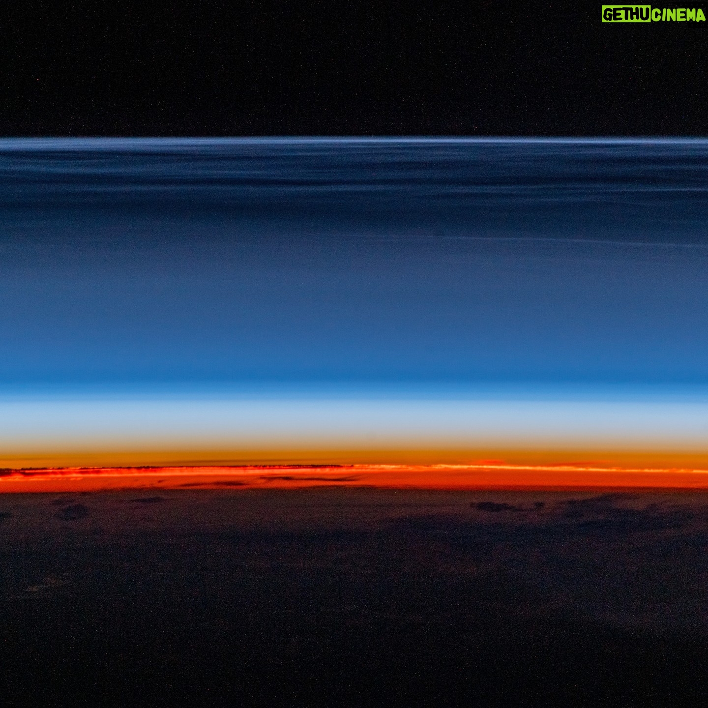 Alexander Gerst - 7.9K Likes - Perspektivwechsel. Orbitaler Sonnenaufgang, durch eine Lage leuchtender Nachtwolken gesehen. Eben in meinen @iss Fotos gefunden.
Orbital sunrise seen through a layer of polar mesospheric clouds. Another gem that I recently found in my unprocessed @iss photo database.
#sunrise #earth #orbital #spacestation @europeanspaceagency
