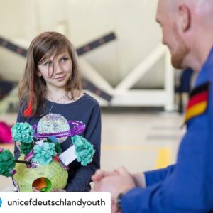 Alexander Gerst Instagram - Repost @unicefdeutschlandyouth "Mein Wunschplanet ist eigentlich euer #Wunschplanet", erklärt @astro_alex_esa den fünf Gewinnerkids bei der ESA. 🌏 Die Gewinnerinnen und Gewinner der Wunschplanet-Aktion präsentierten heute ihre eindrucksvollen Werke Alexander Gerst. Den ganzen Tag gibt's in der Story👆🚀
#astroalex #esa #planet #zukunft #astronaut #alexandergerst #gewinner #träumesindgrenzenlos #kindheitbrauchtfrieden #nachhaltigkeit #chancengleichheit #frieden #nächstegeneration #forfuture #ourfuture #ourplanet #umweltschutz #klimaschutz #ourworld #earth #all #space #dieweltvonoben #iss #horizons #forabetterworld 
@europeanspaceagency @iss @dlr_next @unicef_deutschland
© UNICEF/Stefano Chiolo @stefanochiolo_weddings