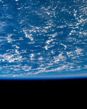 Alexander Gerst Instagram - Die Ozeane unserer Erde bilden das größte Ökosystem unseres Planeten, und doch sind sie noch erstaunlich unentdeckt und unerforscht. Taucht mit mir in das Unterwasser-Universum ein und entdeckt die Tiefen des Atlantiks. Jetzt in der #ARDMediathek streamen 👉 1.ard.de/alexander-gerst-auf-expedition oder am Montag, 26.12. um 19:15 Uhr im Ersten.

#Atlantik #Unterwasser #Tiefsee #Klimawandel #UnsereErde @esa_earth @europeanspaceagency #ESA #DasErste @ardmediathek

📸📸📸
1&3. SWR/Maike Simon
2. NASA/ESA-A.Gerst