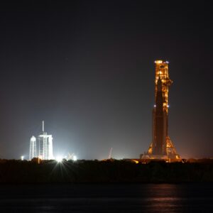 Alexander Gerst Instagram - L-6: Ein neues Zeitalter der Weltraumexploration beginnt mit dem Start dieser majestätischen #Artemis I Rakete auf der legendären 39B Startplatform in Cape Canaveral. Die stärkste Rakete, die Menschen je gebaut haben, mehr als doppelt so hoch wie die Soyuz Rakete mit der ich zur @iss geflogen bin. Und oben drauf sitzt das modernste Raumschiff der Welt, #Orion, gebaut in den USA und zu einem großen Teil in Deutschland. Kann es kaum erwarten, diesen Testflug am 29.8. mit eigenen Augen zu sehen und das Donnern der Triebwerke zu spüren. Wenn er erfolgreich ist, dann werden die nächsten Starts Menschen zum Mond und darüber hinaus tragen, unter ihnen wir Europäer:innen. Aufregende Zeiten. Ich halte euch auf dem Laufenden! 

L-6: A new era of space exploration is standing out there on Pad 39B at Cape Canaveral. The most powerful rocket that humanity has ever built, and on top of it the majestic #Orion space ship for its first test flight. Orion was built in the US and in Europe to bring crews to the Moon and beyond, farther than any human has ever travelled into space. Can't wait to see this epic launch with my own eyes on August 29, and to feel the thunder. If it goes well, then the next launches will be with humans on board, and amongst them us Europeans. Exciting times. I'll keep you updated!

@europeanspaceagency @nasa @nasaartemis #ESA #NASA #Launchpad #Moon #Rocket #NASAKennedy #SpaceLaunchSystem #SLS #Spacecraft #Orion #Europe #ForwardToTheMoon #ExploreFarther #Artemis 

📸 ESA–S. Corvaja