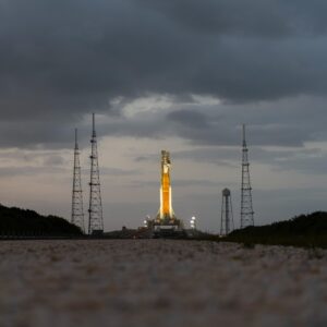 Alexander Gerst Instagram - L-6: Ein neues Zeitalter der Weltraumexploration beginnt mit dem Start dieser majestätischen #Artemis I Rakete auf der legendären 39B Startplatform in Cape Canaveral. Die stärkste Rakete, die Menschen je gebaut haben, mehr als doppelt so hoch wie die Soyuz Rakete mit der ich zur @iss geflogen bin. Und oben drauf sitzt das modernste Raumschiff der Welt, #Orion, gebaut in den USA und zu einem großen Teil in Deutschland. Kann es kaum erwarten, diesen Testflug am 29.8. mit eigenen Augen zu sehen und das Donnern der Triebwerke zu spüren. Wenn er erfolgreich ist, dann werden die nächsten Starts Menschen zum Mond und darüber hinaus tragen, unter ihnen wir Europäer:innen. Aufregende Zeiten. Ich halte euch auf dem Laufenden! 

L-6: A new era of space exploration is standing out there on Pad 39B at Cape Canaveral. The most powerful rocket that humanity has ever built, and on top of it the majestic #Orion space ship for its first test flight. Orion was built in the US and in Europe to bring crews to the Moon and beyond, farther than any human has ever travelled into space. Can't wait to see this epic launch with my own eyes on August 29, and to feel the thunder. If it goes well, then the next launches will be with humans on board, and amongst them us Europeans. Exciting times. I'll keep you updated!

@europeanspaceagency @nasa @nasaartemis #ESA #NASA #Launchpad #Moon #Rocket #NASAKennedy #SpaceLaunchSystem #SLS #Spacecraft #Orion #Europe #ForwardToTheMoon #ExploreFarther #Artemis 

📸 ESA–S. Corvaja