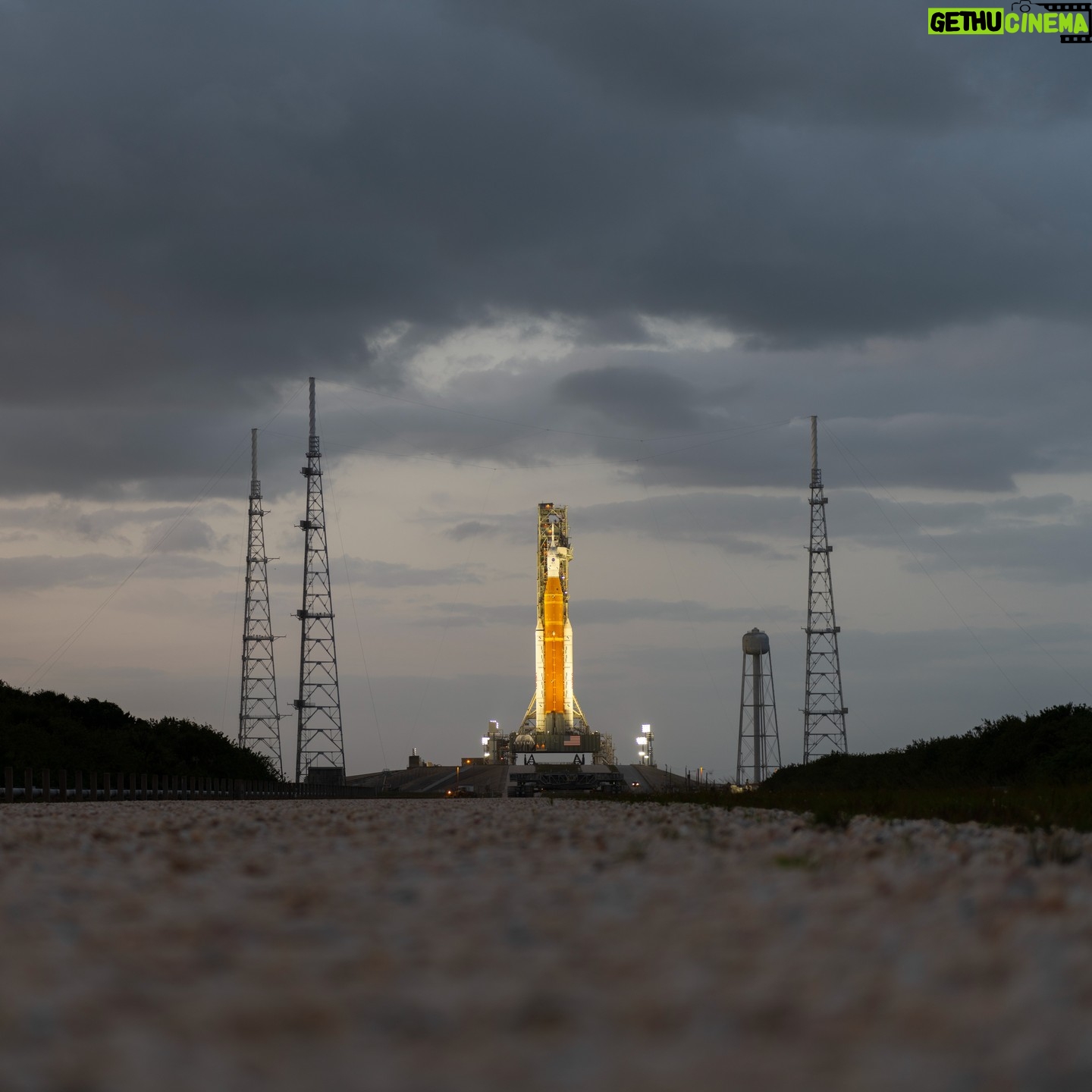 Alexander Gerst - 10.7K Likes - L-6: Ein neues Zeitalter der Weltraumexploration beginnt mit dem Start dieser majestƤtischen #Artemis I Rakete auf der legendƤren 39B Startplatform in Cape Canaveral. Die stƤrkste Rakete, die Menschen je gebaut haben, mehr als doppelt so hoch wie die Soyuz Rakete mit der ich zur @iss geflogen bin. Und oben drauf sitzt das modernste Raumschiff der Welt, #Orion, gebaut in den USA und zu einem groĆen Teil in Deutschland. Kann es kaum erwarten, diesen Testflug am 29.8. mit eigenen Augen zu sehen und das Donnern der Triebwerke zu spüren. Wenn er erfolgreich ist, dann werden die nƤchsten Starts Menschen zum Mond und darüber hinaus tragen, unter ihnen wir EuropƤer:innen. Aufregende Zeiten. Ich halte euch auf dem Laufenden!
L-6: A new era of space exploration is standing out there on Pad 39B at Cape Canaveral. The most powerful rocket that humanity has ever built, and on top of it the majestic #Orion space ship for its first test flight. Orion was built in the US and in Europe to bring crews to the Moon and beyond, farther than any human has ever travelled into space. Can't wait to see this epic launch with my own eyes on August 29, and to feel the thunder. If it goes well, then the next launches will be with humans on board, and amongst them us Europeans. Exciting times. I'll keep you updated!
@europeanspaceagency @nasa @nasaartemis #ESA #NASA #Launchpad #Moon #Rocket #NASAKennedy #SpaceLaunchSystem #SLS #Spacecraft #Orion #Europe #ForwardToTheMoon #ExploreFarther #Artemis
šø ESAāS. Corvaja