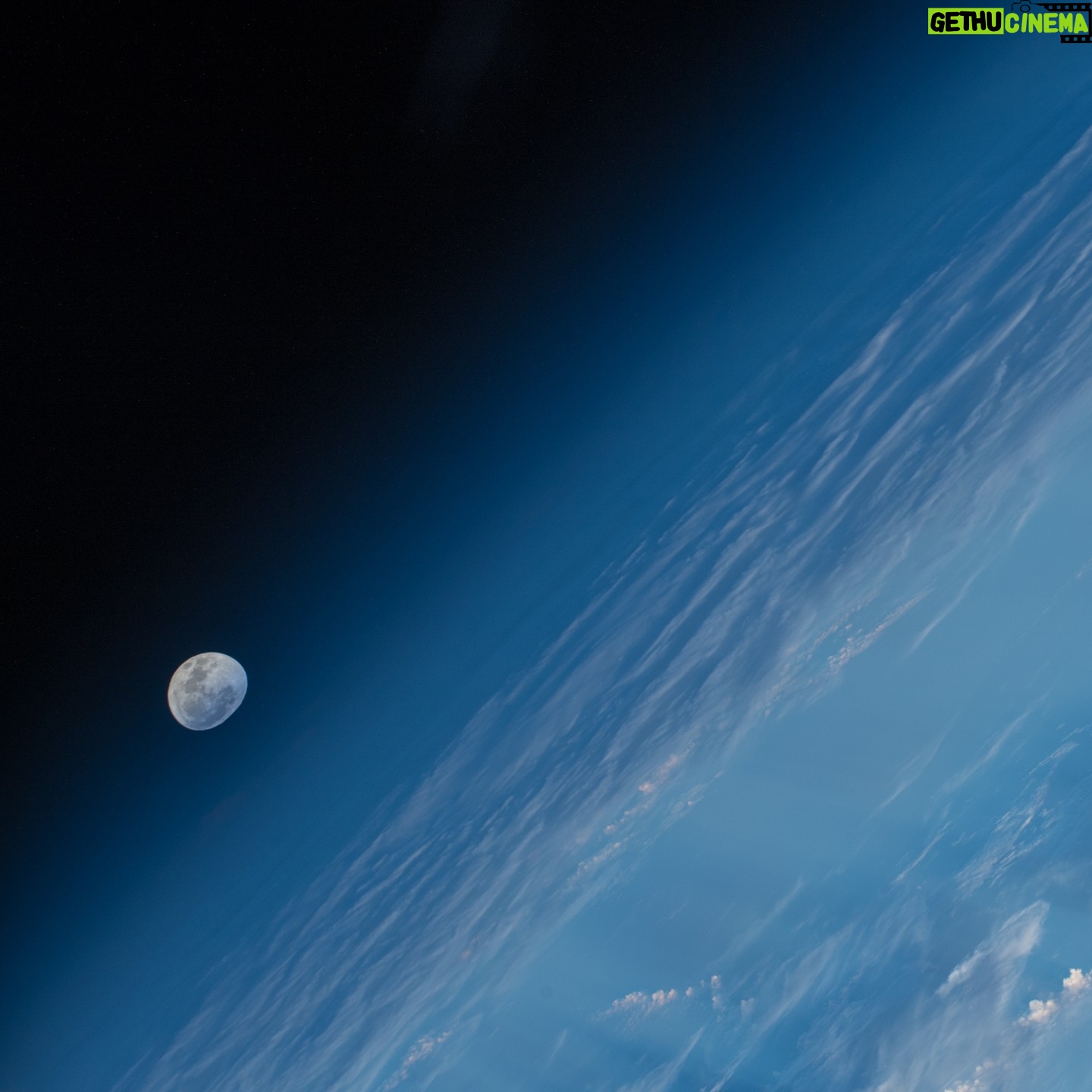 Alexander Gerst - 7.8K Likes - A view I can't get enough of 𤩠The European Service Module will take humans aboard the #Orion spacecraft to the Moon & I'm thrilled to be @airbus in Bremen (Germany) tomorrow, where it was built, to talk to experts & media about the #Artemis missions & the future of lunar exploration. #ForwardToTheMoon, together.
Eine Aussicht, von der ich nie genug bekomme 𤩠Das europäische Servicemodul wird Menschen an Bord des #Orion-Raumschiffs zum Mond bringen & ich freue mich, morgen bei @airbus in Bremen zu sein, wo es gebaut wurde. Mit ExpertInnen & MedienvertreterInnen werden wir dort über die #Artemis-Missionen & die Zukunft der Mondforschung sprechen.
šøšøšø
1. NASA
2. ESA/NASAāA.Gerst
@europeanspaceagency @nasa @nasaartemis @airbus #ESA #NASA #Mond #Moon #Spacecraft #Orion #OrionESM #EuropeanServiceModule #Europe #ForwardToTheMoon #ExploreFarther #Artemis