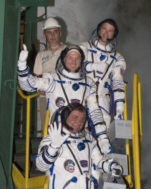 Alexander Gerst Instagram - Wie die Zeit fliegt! Vor 10 Jahren startete ich zu meiner ersten ISS-Mission, #BlueDot, von Baikonur aus, und ein Lebenstraum wurde in einem Moment wahr. Mit Max Surayev & Reid Wiseman stand ich auf den historischen Stufen, die einst von Juri Gagarin erklommen wurden, bevor er in seine Rakete stieg. 

Wir flogen als Freunde von 3 verschiedenen Kontinenten ins All, um wissenschaftliche Erkenntnisse nach Hause zu bringen, um das Leben aller Menschen auf der Erde zu verbessern. Und es war meine persönliche Mission, etwas von der Inspiration weiterzugeben, die meinen Weg zu dieser Startrampe leitete. 

Das Missionslogo habe ich als Tribut an ein Bild der Voyager Sonde ausgesucht, welches unser Raumschiff Erde zeigt, aufgenommen aus den Tiefen des Alls. Es verdeutlicht die Notwendigkeit der Menschheit, dieses Raumschiff zu schützen, denn wir haben kein Zweites. Jetzt richten wir den Blick nach vorn und bereiten uns auf die großartigen #Artemis-Missionen vor. Es wird die Aufgabe von uns Astronauten und Astronautinnen sein, diese Perspektive vom Mond mit nach Hause zu bringen – zusammen mit fantastischen Entdeckungen, die wir uns heute noch nicht einmal vorstellen können! 

— —

Incredible how time flies! 10 years ago, I launched from Baikonur for my first mission, Blue Dot, with Max Surayev & Reid Wiseman. Standing where Yuri Gagarin once stood before climbing in his rocket, a lifelong dream came true for all 3 of us. We flew into space as friends from 3 different continents, to bring home scientific discoveries for the benefit of all humankind. And it was my personal mission to pass on some of the inspiration that led our paths to this launch pad. 

I chose the mission logo to honour the famous “pale blue dot” photo that a Voyager probe took of a distant Earth from the depths of space, emphasising humankind’s mission to protect our fragile “spaceship”, because it is the only one we have. Now we look forward and prepare to embark on the fantastic Artemis missions. It will be the duty of us astronauts, including Europeans, to capture this fantastic perspective with our own eyes and bring it home from the Moon. Amongst amazing discoveries that we can’t even imagine yet!