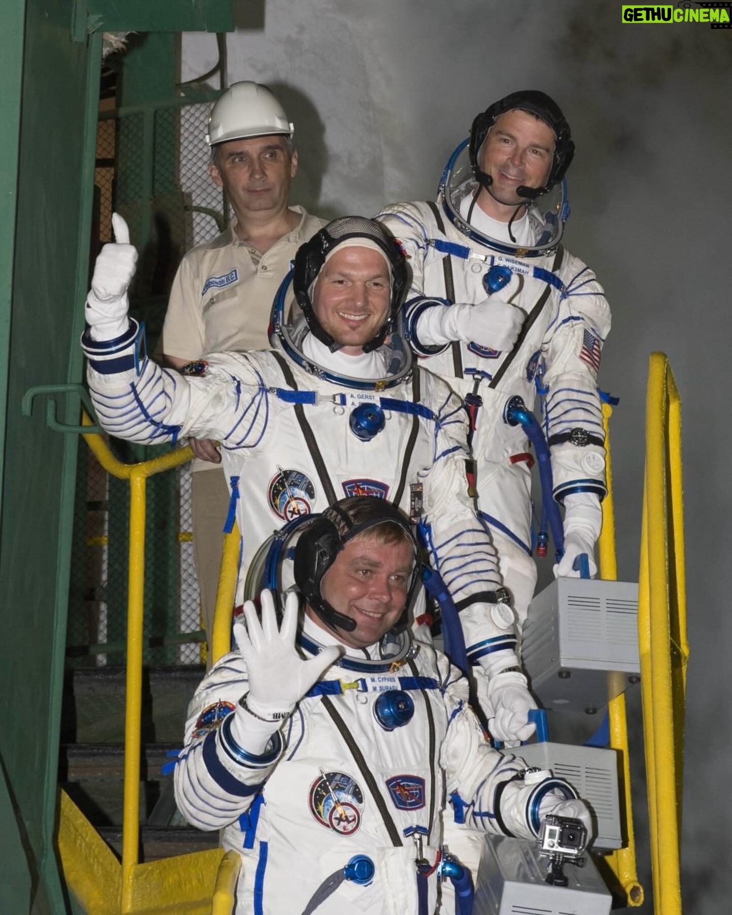Alexander Gerst - 8K Likes - Wie die Zeit fliegt! Vor 10 Jahren startete ich zu meiner ersten ISS-Mission, #BlueDot, von Baikonur aus, und ein Lebenstraum wurde in einem Moment wahr. Mit Max Surayev & Reid Wiseman stand ich auf den historischen Stufen, die einst von Juri Gagarin erklommen wurden, bevor er in seine Rakete stieg.Ā
Wir flogen als Freunde von 3 verschiedenen Kontinenten ins All, um wissenschaftliche Erkenntnisse nach Hause zu bringen, um das Leben aller Menschen auf der Erde zu verbessern. Und es war meine persƶnliche Mission, etwas von der Inspiration weiterzugeben, die meinen Weg zu dieser Startrampe leitete.Ā
Das Missionslogo habe ich als Tribut an ein Bild der Voyager Sonde ausgesucht, welches unser Raumschiff Erde zeigt, aufgenommen aus den Tiefen des Alls. Es verdeutlicht die Notwendigkeit der Menschheit, dieses Raumschiff zu schützen, denn wir haben kein Zweites. Jetzt richten wir den Blick nach vorn und bereiten uns auf die groĆartigen #Artemis-Missionen vor. Es wird die Aufgabe von uns Astronauten und Astronautinnen sein, diese Perspektive vom Mond mit nach Hause zu bringen ā zusammen mit fantastischen Entdeckungen, die wir uns heute noch nicht einmal vorstellen kƶnnen!Ā
ā ā
Incredible how time flies! 10 years ago, I launched from Baikonur for my first mission, Blue Dot, with Max Surayev & Reid Wiseman. Standing where Yuri Gagarin once stood before climbing in his rocket, a lifelong dream came true for all 3 of us. We flew into space as friends from 3 different continents, to bring home scientific discoveries for the benefit of all humankind. And it was my personal mission to pass on some of the inspiration that led our paths to this launch pad.Ā
I chose the mission logo to honour the famous āpale blue dotā photo that a Voyager probe took of a distant Earth from the depths of space, emphasising humankindās mission to protect our fragile āspaceshipā, because it is the only one we have. Now we look forward and prepare to embark on the fantastic Artemis missions. It will be the duty of us astronauts, including Europeans, to capture this fantastic perspective with our own eyes and bring it home from the Moon. Amongst amazing discoveries that we canāt even imagine yet!