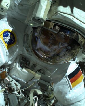 Alexander Gerst Instagram - Wie die Zeit fliegt! Vor 10 Jahren startete ich zu meiner ersten ISS-Mission, #BlueDot, von Baikonur aus, und ein Lebenstraum wurde in einem Moment wahr. Mit Max Surayev & Reid Wiseman stand ich auf den historischen Stufen, die einst von Juri Gagarin erklommen wurden, bevor er in seine Rakete stieg. 

Wir flogen als Freunde von 3 verschiedenen Kontinenten ins All, um wissenschaftliche Erkenntnisse nach Hause zu bringen, um das Leben aller Menschen auf der Erde zu verbessern. Und es war meine persönliche Mission, etwas von der Inspiration weiterzugeben, die meinen Weg zu dieser Startrampe leitete. 

Das Missionslogo habe ich als Tribut an ein Bild der Voyager Sonde ausgesucht, welches unser Raumschiff Erde zeigt, aufgenommen aus den Tiefen des Alls. Es verdeutlicht die Notwendigkeit der Menschheit, dieses Raumschiff zu schützen, denn wir haben kein Zweites. Jetzt richten wir den Blick nach vorn und bereiten uns auf die großartigen #Artemis-Missionen vor. Es wird die Aufgabe von uns Astronauten und Astronautinnen sein, diese Perspektive vom Mond mit nach Hause zu bringen – zusammen mit fantastischen Entdeckungen, die wir uns heute noch nicht einmal vorstellen können! 

— —

Incredible how time flies! 10 years ago, I launched from Baikonur for my first mission, Blue Dot, with Max Surayev & Reid Wiseman. Standing where Yuri Gagarin once stood before climbing in his rocket, a lifelong dream came true for all 3 of us. We flew into space as friends from 3 different continents, to bring home scientific discoveries for the benefit of all humankind. And it was my personal mission to pass on some of the inspiration that led our paths to this launch pad. 

I chose the mission logo to honour the famous “pale blue dot” photo that a Voyager probe took of a distant Earth from the depths of space, emphasising humankind’s mission to protect our fragile “spaceship”, because it is the only one we have. Now we look forward and prepare to embark on the fantastic Artemis missions. It will be the duty of us astronauts, including Europeans, to capture this fantastic perspective with our own eyes and bring it home from the Moon. Amongst amazing discoveries that we can’t even imagine yet!