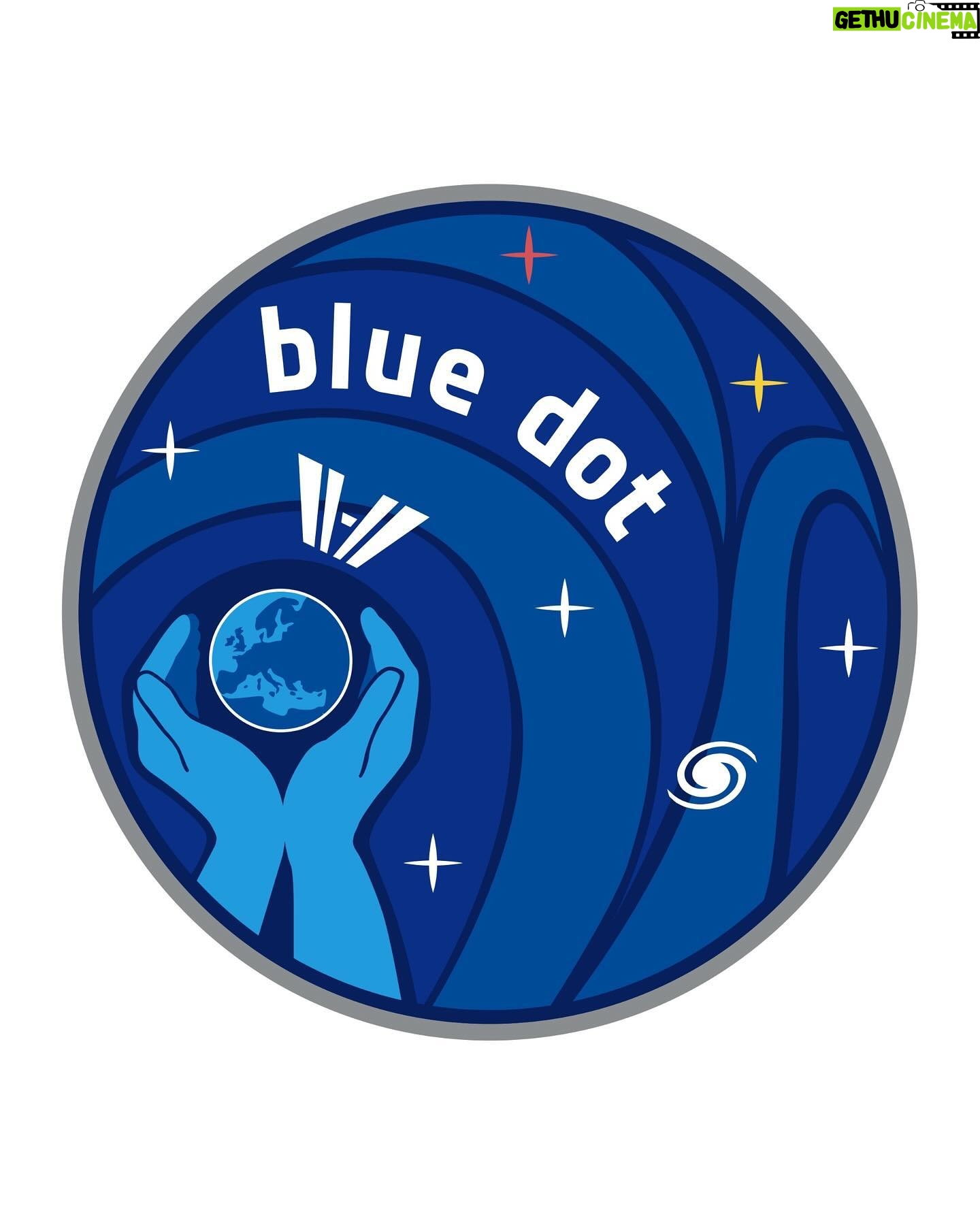 Alexander Gerst - 8K Likes - Wie die Zeit fliegt! Vor 10 Jahren startete ich zu meiner ersten ISS-Mission, #BlueDot, von Baikonur aus, und ein Lebenstraum wurde in einem Moment wahr. Mit Max Surayev & Reid Wiseman stand ich auf den historischen Stufen, die einst von Juri Gagarin erklommen wurden, bevor er in seine Rakete stieg.Ā
Wir flogen als Freunde von 3 verschiedenen Kontinenten ins All, um wissenschaftliche Erkenntnisse nach Hause zu bringen, um das Leben aller Menschen auf der Erde zu verbessern. Und es war meine persƶnliche Mission, etwas von der Inspiration weiterzugeben, die meinen Weg zu dieser Startrampe leitete.Ā
Das Missionslogo habe ich als Tribut an ein Bild der Voyager Sonde ausgesucht, welches unser Raumschiff Erde zeigt, aufgenommen aus den Tiefen des Alls. Es verdeutlicht die Notwendigkeit der Menschheit, dieses Raumschiff zu schützen, denn wir haben kein Zweites. Jetzt richten wir den Blick nach vorn und bereiten uns auf die groĆartigen #Artemis-Missionen vor. Es wird die Aufgabe von uns Astronauten und Astronautinnen sein, diese Perspektive vom Mond mit nach Hause zu bringen ā zusammen mit fantastischen Entdeckungen, die wir uns heute noch nicht einmal vorstellen kƶnnen!Ā
ā ā
Incredible how time flies! 10 years ago, I launched from Baikonur for my first mission, Blue Dot, with Max Surayev & Reid Wiseman. Standing where Yuri Gagarin once stood before climbing in his rocket, a lifelong dream came true for all 3 of us. We flew into space as friends from 3 different continents, to bring home scientific discoveries for the benefit of all humankind. And it was my personal mission to pass on some of the inspiration that led our paths to this launch pad.Ā
I chose the mission logo to honour the famous āpale blue dotā photo that a Voyager probe took of a distant Earth from the depths of space, emphasising humankindās mission to protect our fragile āspaceshipā, because it is the only one we have. Now we look forward and prepare to embark on the fantastic Artemis missions. It will be the duty of us astronauts, including Europeans, to capture this fantastic perspective with our own eyes and bring it home from the Moon. Amongst amazing discoveries that we canāt even imagine yet!