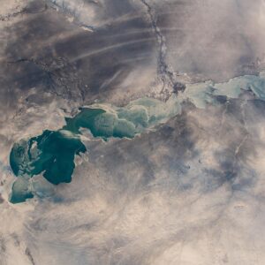 Alexander Gerst Instagram - Seltsame außerirdische Welt? Unseren gefrorenen Planeten von oben zu sehen macht deutlich, wie wenig wir ihn eigentlich kennen. / Floating above our frozen planet in winter often gave me the impression of looking down onto a strange alien world. We think we know our planet well, but this is an illusion.

#horizons #BlueDot #spacetravel #viewfromspace #earthobservation #esa #iss #winter #seenfromspace #astronaut #ourplanet #homeplanet #explorefarther @europeanspaceagency @iss