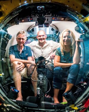 Alexander Gerst Instagram - Die Ozeane unserer Erde bilden das größte Ökosystem unseres Planeten, und doch sind sie noch erstaunlich unentdeckt und unerforscht. Taucht mit mir in das Unterwasser-Universum ein und entdeckt die Tiefen des Atlantiks. Jetzt in der #ARDMediathek streamen 👉 1.ard.de/alexander-gerst-auf-expedition oder am Montag, 26.12. um 19:15 Uhr im Ersten.

#Atlantik #Unterwasser #Tiefsee #Klimawandel #UnsereErde @esa_earth @europeanspaceagency #ESA #DasErste @ardmediathek

📸📸📸
1&3. SWR/Maike Simon
2. NASA/ESA-A.Gerst