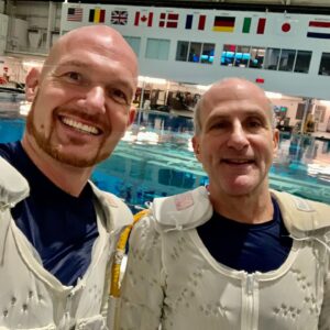 Alexander Gerst Instagram - Wie alles in der Raumfahrt ist auch ein 6-stündiger Tauchgang mit dem Raumanzug nichts, was man alleine machen könnte. @astro_pettit und ich haben daher reichlich Hilfe von unseren Freunden Roger Graham, Stew & Reid Wiseman auf dem NBL Pooldeck bekommen. Damit unsere Business Suits auch gut sitzen… 😉

Just like anything in space flight, going under water for 6 hours for a space suit run is not something you could do alone. @astro_pettit and I got a lot of help on the pool deck from our friends Roger Graham, Stew & Reid Wiseman making sure we fit in our business suits alright 😉

@europeanspaceagency @nasajohnson #esa #nasa #astronaut #training #nbl #eva #spacewalk #weltraumspaziergang #raumanzug #spacesuit #weltraum #space