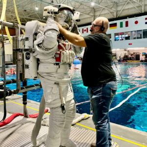 Alexander Gerst Instagram - Wie alles in der Raumfahrt ist auch ein 6-stündiger Tauchgang mit dem Raumanzug nichts, was man alleine machen könnte. @astro_pettit und ich haben daher reichlich Hilfe von unseren Freunden Roger Graham, Stew & Reid Wiseman auf dem NBL Pooldeck bekommen. Damit unsere Business Suits auch gut sitzen… 😉

Just like anything in space flight, going under water for 6 hours for a space suit run is not something you could do alone. @astro_pettit and I got a lot of help on the pool deck from our friends Roger Graham, Stew & Reid Wiseman making sure we fit in our business suits alright 😉

@europeanspaceagency @nasajohnson #esa #nasa #astronaut #training #nbl #eva #spacewalk #weltraumspaziergang #raumanzug #spacesuit #weltraum #space