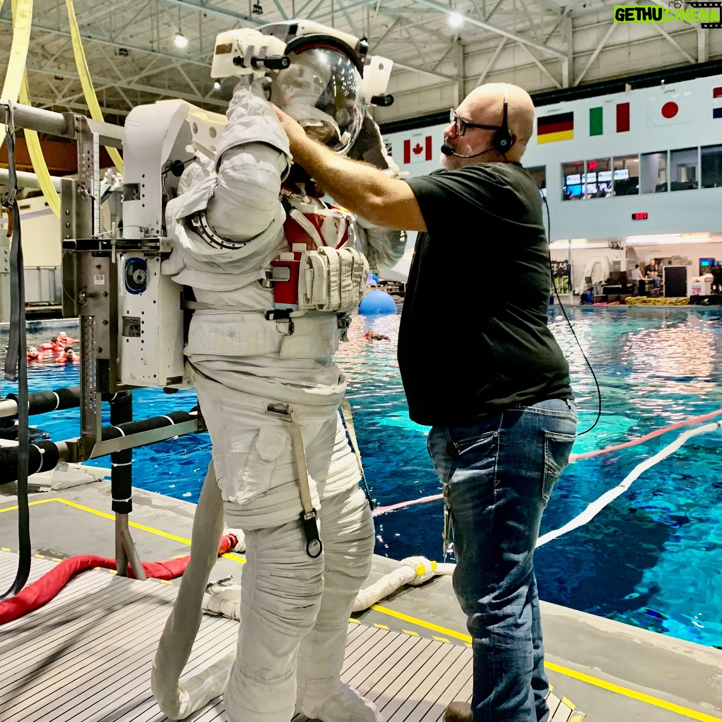 Alexander Gerst - 9.2K Likes - Wie alles in der Raumfahrt ist auch ein 6-stündiger Tauchgang mit dem Raumanzug nichts, was man alleine machen kƶnnte. @astro_pettit und ich haben daher reichlich Hilfe von unseren Freunden Roger Graham, Stew & Reid Wiseman auf dem NBL Pooldeck bekommen. Damit unsere Business Suits auch gut sitzen⦠š
Just like anything in space flight, going under water for 6 hours for a space suit run is not something you could do alone. @astro_pettit and I got a lot of help on the pool deck from our friends Roger Graham, Stew & Reid Wiseman making sure we fit in our business suits alright š
@europeanspaceagency @nasajohnson #esa #nasa #astronaut #training #nbl #eva #spacewalk #weltraumspaziergang #raumanzug #spacesuit #weltraum #space