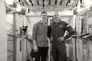 Alexander Gerst Instagram - Warum es sich lohnt, der Neugier zu folgen: In unserem Buch „Horizonte“ fassen @Lars_Abromeit und ich die besten Bilder und Einsichten meiner „Horizons“-Mission zusammen – und gehen der Frage nach, was wir alle von Expeditionen im All, in Polargebieten oder der Tiefsee fürs Leben lernen können.
 
Eine Kooperation von @europeanspaceagency, @gruner.und.jahr, @geomagazin, @dkverlag, @unicef
 
#horizons #exploration #space #iss #inspiretheyouth #nextgeneration #newfrontiers #moon #mars #esa #internationalspacestation #explorefarther