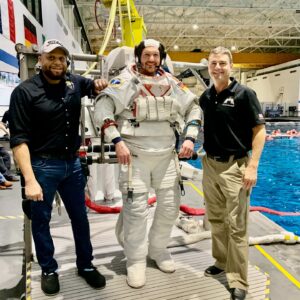 Alexander Gerst Instagram - Wie alles in der Raumfahrt ist auch ein 6-stündiger Tauchgang mit dem Raumanzug nichts, was man alleine machen könnte. @astro_pettit und ich haben daher reichlich Hilfe von unseren Freunden Roger Graham, Stew & Reid Wiseman auf dem NBL Pooldeck bekommen. Damit unsere Business Suits auch gut sitzen… 😉

Just like anything in space flight, going under water for 6 hours for a space suit run is not something you could do alone. @astro_pettit and I got a lot of help on the pool deck from our friends Roger Graham, Stew & Reid Wiseman making sure we fit in our business suits alright 😉

@europeanspaceagency @nasajohnson #esa #nasa #astronaut #training #nbl #eva #spacewalk #weltraumspaziergang #raumanzug #spacesuit #weltraum #space
