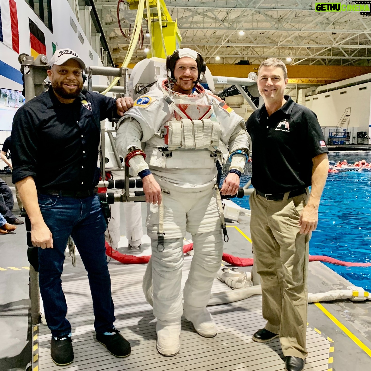 Alexander Gerst - 9.2K Likes - Wie alles in der Raumfahrt ist auch ein 6-stündiger Tauchgang mit dem Raumanzug nichts, was man alleine machen kƶnnte. @astro_pettit und ich haben daher reichlich Hilfe von unseren Freunden Roger Graham, Stew & Reid Wiseman auf dem NBL Pooldeck bekommen. Damit unsere Business Suits auch gut sitzen⦠š
Just like anything in space flight, going under water for 6 hours for a space suit run is not something you could do alone. @astro_pettit and I got a lot of help on the pool deck from our friends Roger Graham, Stew & Reid Wiseman making sure we fit in our business suits alright š
@europeanspaceagency @nasajohnson #esa #nasa #astronaut #training #nbl #eva #spacewalk #weltraumspaziergang #raumanzug #spacesuit #weltraum #space