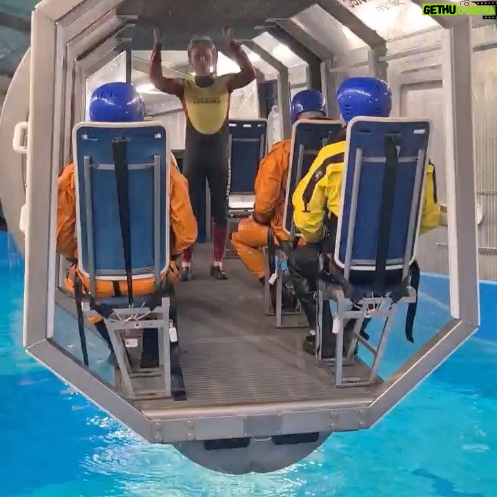 Alexander Gerst - 10.7K Likes - This is what it looks like from above. Weird how quiet it is in the video. It feels āloudā when you sit insideā¦
So sieht es von oben aus. Seltsam, wie ruhig es im Video ist. Wenn man drinnen sitzt, fühlt es sich weitaus "lauter" an...
@europeanspaceagency #astronaut #training #underwater