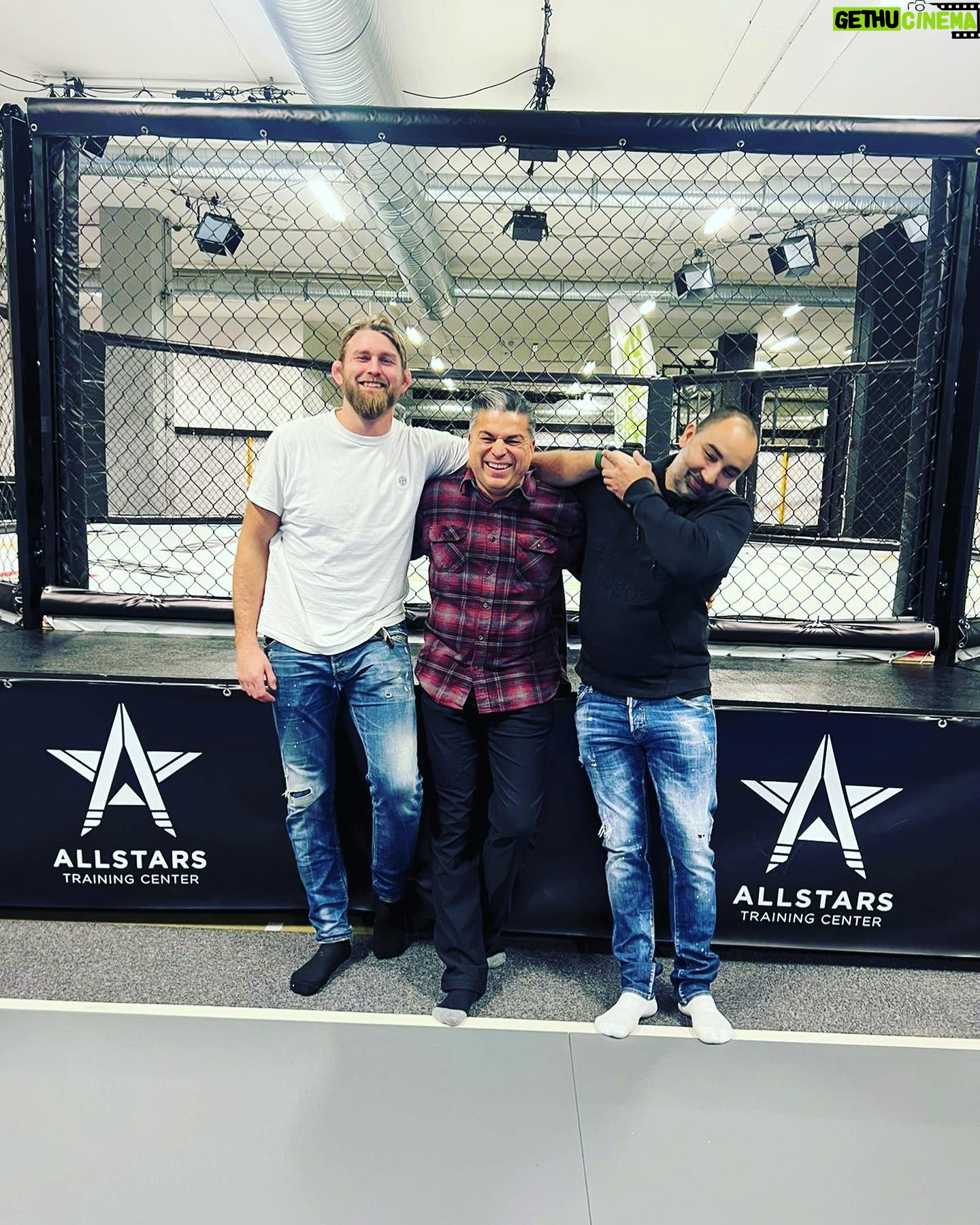 Alexander Gustafsson - 1.8K Likes - Finally I got to see my San Diego fam!@ericdelfierro @jamie_delfierro came here to visit us, we been together since day one ❤️ love u guys!
@andreasthegeneral
@allstarsgymsweden