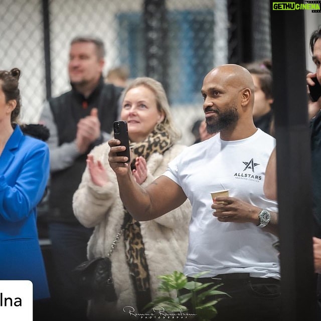 Alexander Gustafsson - 3.4K Likes - @f9solna Några bilder från Öppet Hus i torsdags. Folkligt, festligt, fullsatt.
Nu laddar vi för öppning 9 Jan 2023. Nyfiken på medlemskap hos @allstarsgymsweden , @f4lcrossfit eller @urban_tribes ?
Vill ni titta in tidigare och se den mäktiga lokalen? Skicka DM så försöker vi ordna det! 📷 @romus_sport_photo 👌🏻
@solnabusinesspark @fabege @f9solna
