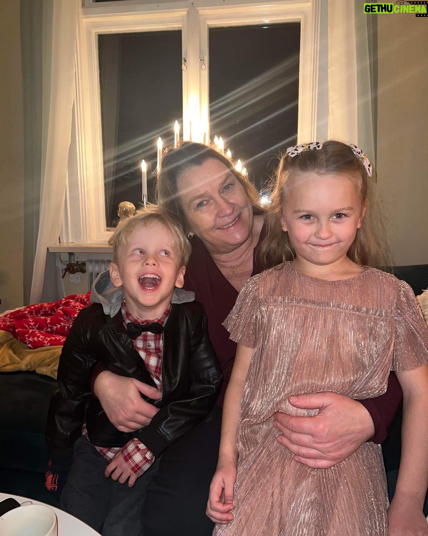 Alexander Gustafsson - 4.3K Likes - Julklapparna är upprivna och julmaten gick åt, tack för denna gång ❤️ ha en trevlig kväll!