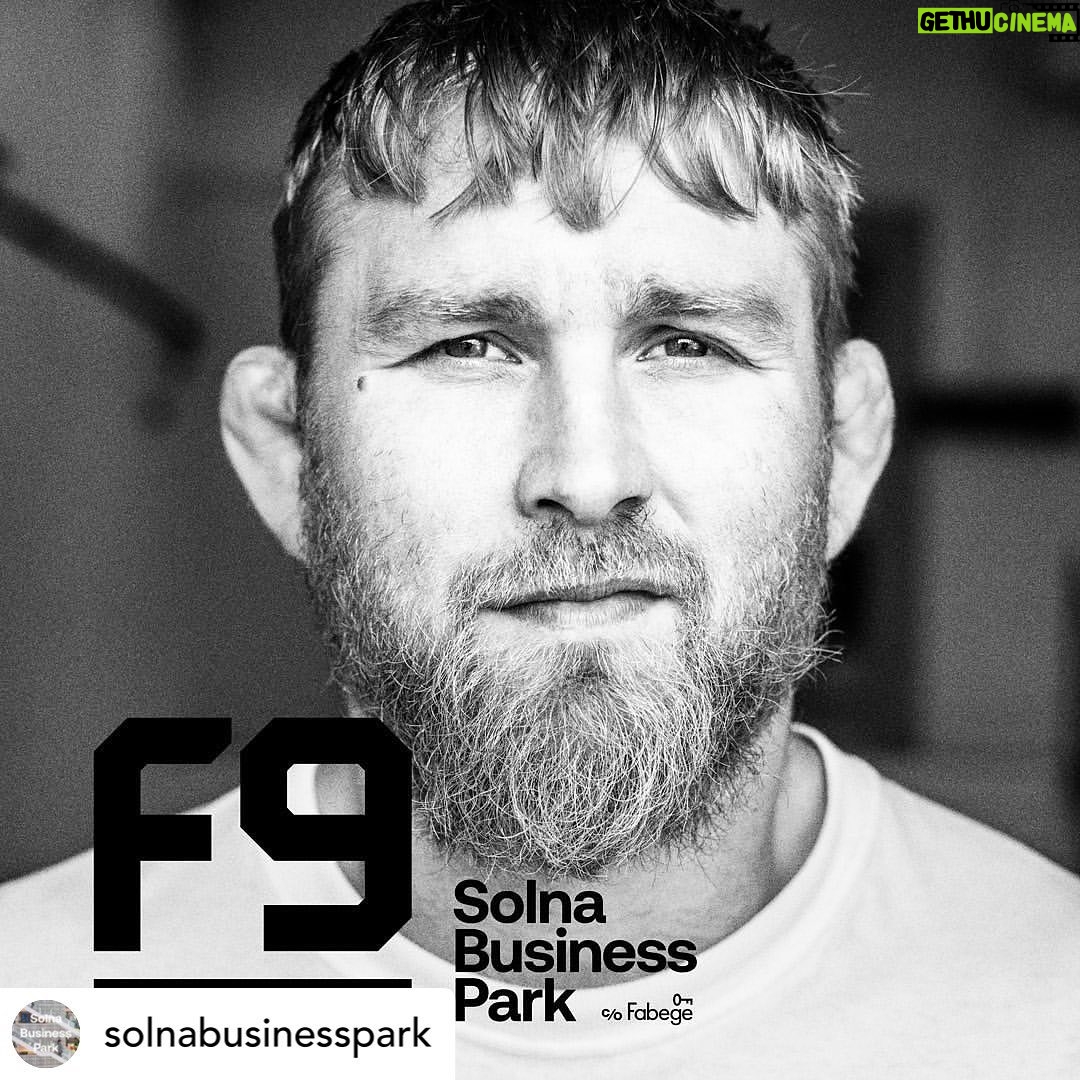Alexander Gustafsson - 3.4K Likes - @solnabusinesspark Det nya konceptet F9 öppnar i Solna Business Park! I början av 2023 öppnas portarna till en arena för både stora och små med möjligheter till träning, arbete, möten, häng och nya upplevelser genom bland annat @allstars @f4lcrossfit och @urban_tribes
Allstars Training Center är ett kampsportsgym i världsklass där proffs och amatörer tränar sida vid sida.
Fit4Life Crossfit är Sveriges största crossfit-kedja.
Urban Tribes är vassa löpcoacher som gör löpningen enkel och tillgänglig.
Vi älskar när befintliga fastigheter, i det här fallet en f.d. industrilokal med riktig karaktär, fylls med liv, puls och nya koncept. Vi ser mycket fram emot den gemensamma utvecklingen av F9 i Solna Business Park!
Följ @f9solna för nyheter 💪🏋️♀️👟🥳👍
#f9solna @fabege @alexthemauler @andreasthegeneral @majdishammas @davejacobsson @ujozen #återbruk #träningstips #fit4life