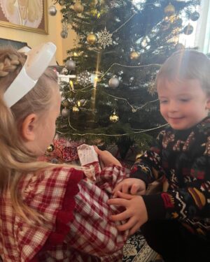 Alexander Gustafsson Instagram - Julklapparna är upprivna och julmaten gick åt, tack för denna gång ❤️ ha en trevlig kväll!