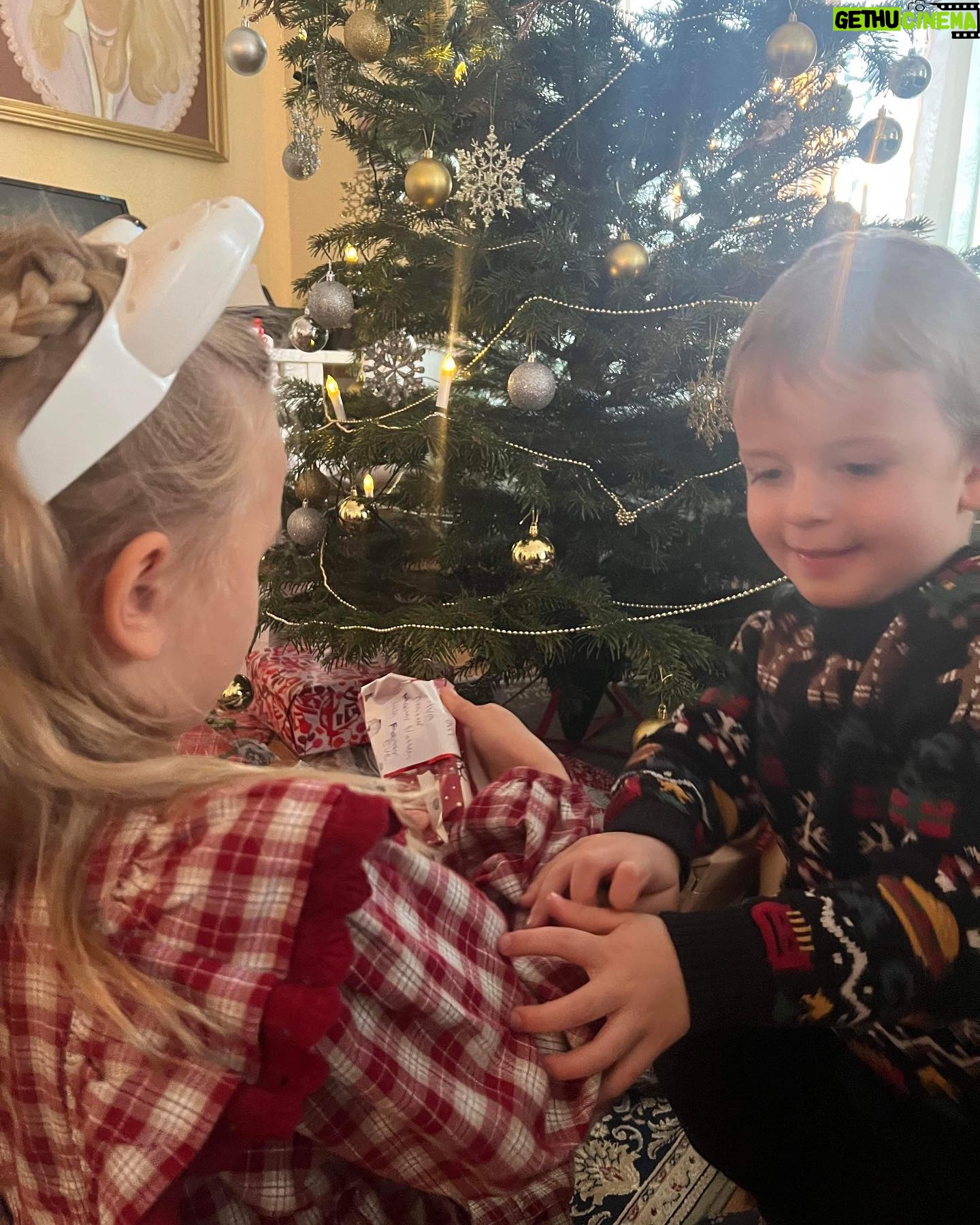 Alexander Gustafsson - 4.3K Likes - Julklapparna är upprivna och julmaten gick åt, tack för denna gång ❤️ ha en trevlig kväll!