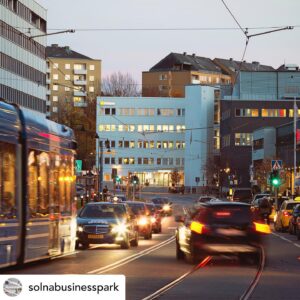 Alexander Gustafsson Instagram - @solnabusinesspark Det nya konceptet F9 öppnar i Solna Business Park! I början av 2023 öppnas portarna till en arena för både stora och små med möjligheter till träning, arbete, möten, häng och nya upplevelser genom bland annat @allstars @f4lcrossfit och @urban_tribes 

Allstars Training Center är ett kampsportsgym i världsklass där proffs och amatörer tränar sida vid sida.
Fit4Life Crossfit är Sveriges största crossfit-kedja.
Urban Tribes är vassa löpcoacher som gör löpningen enkel och tillgänglig.

Vi älskar när befintliga fastigheter, i det här fallet en f.d. industrilokal med riktig karaktär, fylls med liv, puls och nya koncept. Vi ser mycket fram emot den gemensamma utvecklingen av F9 i Solna Business Park!

Följ @f9solna för nyheter 💪🏋️‍♀️👟🥳👍

#f9solna @fabege @alexthemauler @andreasthegeneral @majdishammas @davejacobsson @ujozen #återbruk #träningstips #fit4life