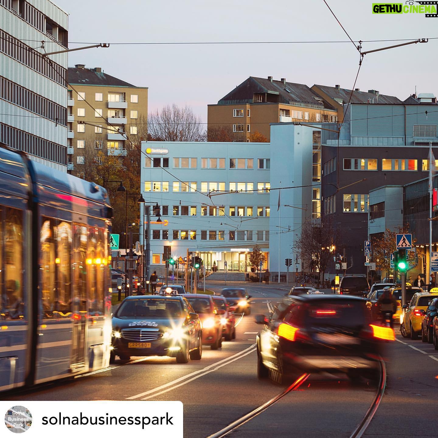 Alexander Gustafsson - 3.4K Likes - @solnabusinesspark Det nya konceptet F9 öppnar i Solna Business Park! I början av 2023 öppnas portarna till en arena för både stora och små med möjligheter till träning, arbete, möten, häng och nya upplevelser genom bland annat @allstars @f4lcrossfit och @urban_tribes
Allstars Training Center är ett kampsportsgym i världsklass där proffs och amatörer tränar sida vid sida.
Fit4Life Crossfit är Sveriges största crossfit-kedja.
Urban Tribes är vassa löpcoacher som gör löpningen enkel och tillgänglig.
Vi älskar när befintliga fastigheter, i det här fallet en f.d. industrilokal med riktig karaktär, fylls med liv, puls och nya koncept. Vi ser mycket fram emot den gemensamma utvecklingen av F9 i Solna Business Park!
Följ @f9solna för nyheter 💪🏋️♀️👟🥳👍
#f9solna @fabege @alexthemauler @andreasthegeneral @majdishammas @davejacobsson @ujozen #återbruk #träningstips #fit4life