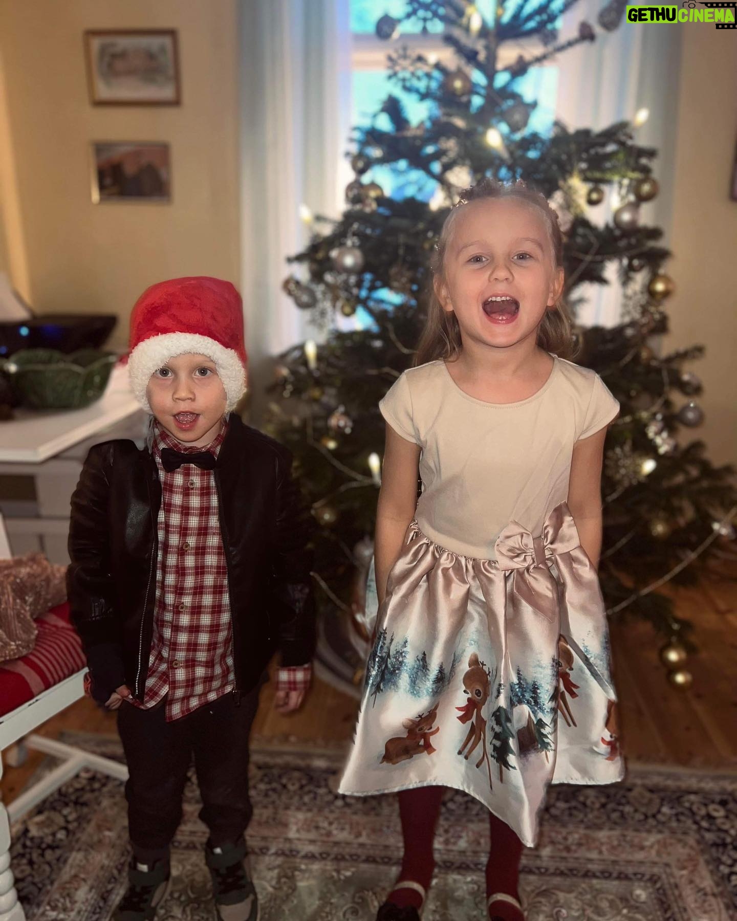 Alexander Gustafsson - 4.3K Likes - Julklapparna är upprivna och julmaten gick åt, tack för denna gång ❤️ ha en trevlig kväll!