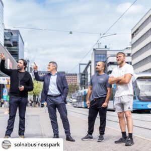 Alexander Gustafsson Instagram - @solnabusinesspark Det nya konceptet F9 öppnar i Solna Business Park! I början av 2023 öppnas portarna till en arena för både stora och små med möjligheter till träning, arbete, möten, häng och nya upplevelser genom bland annat @allstars @f4lcrossfit och @urban_tribes 

Allstars Training Center är ett kampsportsgym i världsklass där proffs och amatörer tränar sida vid sida.
Fit4Life Crossfit är Sveriges största crossfit-kedja.
Urban Tribes är vassa löpcoacher som gör löpningen enkel och tillgänglig.

Vi älskar när befintliga fastigheter, i det här fallet en f.d. industrilokal med riktig karaktär, fylls med liv, puls och nya koncept. Vi ser mycket fram emot den gemensamma utvecklingen av F9 i Solna Business Park!

Följ @f9solna för nyheter 💪🏋️‍♀️👟🥳👍

#f9solna @fabege @alexthemauler @andreasthegeneral @majdishammas @davejacobsson @ujozen #återbruk #träningstips #fit4life