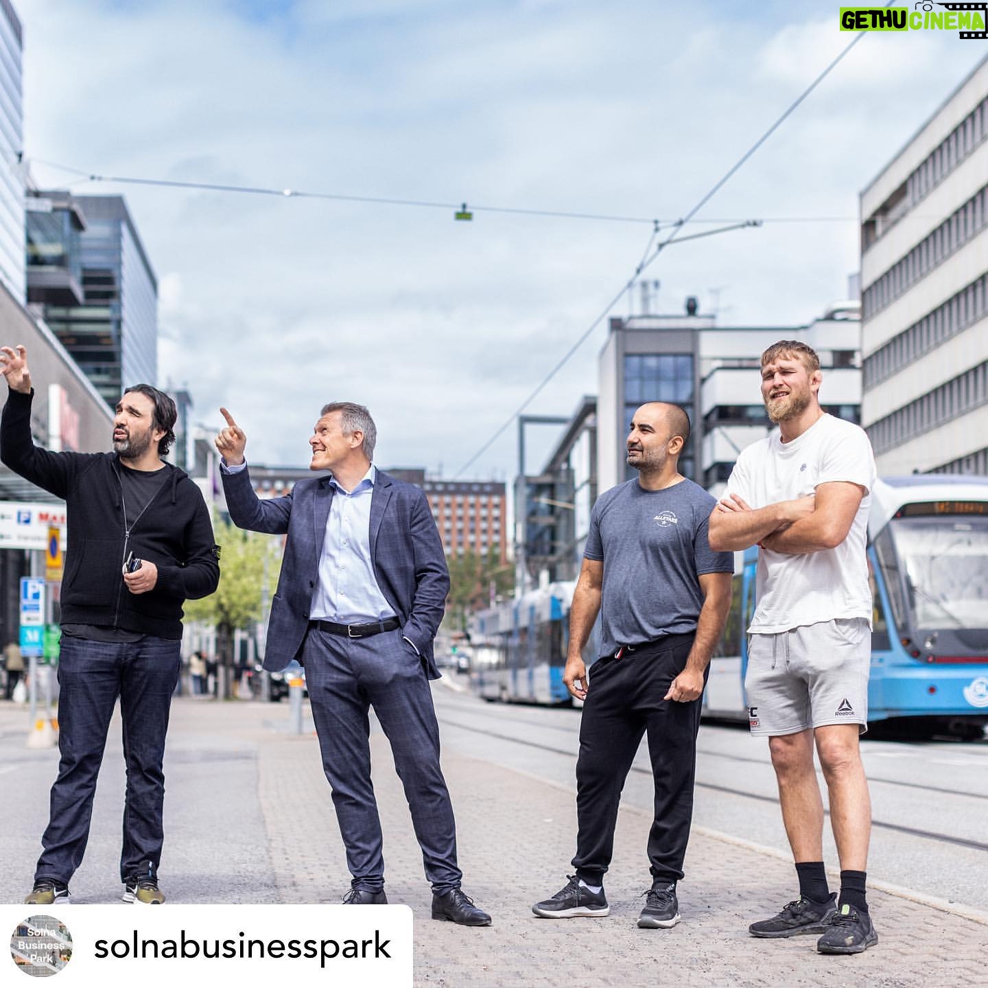Alexander Gustafsson - 3.4K Likes - @solnabusinesspark Det nya konceptet F9 öppnar i Solna Business Park! I början av 2023 öppnas portarna till en arena för både stora och små med möjligheter till träning, arbete, möten, häng och nya upplevelser genom bland annat @allstars @f4lcrossfit och @urban_tribes
Allstars Training Center är ett kampsportsgym i världsklass där proffs och amatörer tränar sida vid sida.
Fit4Life Crossfit är Sveriges största crossfit-kedja.
Urban Tribes är vassa löpcoacher som gör löpningen enkel och tillgänglig.
Vi älskar när befintliga fastigheter, i det här fallet en f.d. industrilokal med riktig karaktär, fylls med liv, puls och nya koncept. Vi ser mycket fram emot den gemensamma utvecklingen av F9 i Solna Business Park!
Följ @f9solna för nyheter 💪🏋️♀️👟🥳👍
#f9solna @fabege @alexthemauler @andreasthegeneral @majdishammas @davejacobsson @ujozen #återbruk #träningstips #fit4life