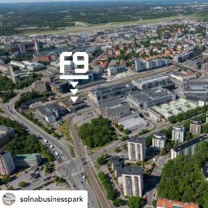 Alexander Gustafsson Instagram - @solnabusinesspark Det nya konceptet F9 öppnar i Solna Business Park! I början av 2023 öppnas portarna till en arena för både stora och små med möjligheter till träning, arbete, möten, häng och nya upplevelser genom bland annat @allstars @f4lcrossfit och @urban_tribes 

Allstars Training Center är ett kampsportsgym i världsklass där proffs och amatörer tränar sida vid sida.
Fit4Life Crossfit är Sveriges största crossfit-kedja.
Urban Tribes är vassa löpcoacher som gör löpningen enkel och tillgänglig.

Vi älskar när befintliga fastigheter, i det här fallet en f.d. industrilokal med riktig karaktär, fylls med liv, puls och nya koncept. Vi ser mycket fram emot den gemensamma utvecklingen av F9 i Solna Business Park!

Följ @f9solna för nyheter 💪🏋️‍♀️👟🥳👍

#f9solna @fabege @alexthemauler @andreasthegeneral @majdishammas @davejacobsson @ujozen #återbruk #träningstips #fit4life
