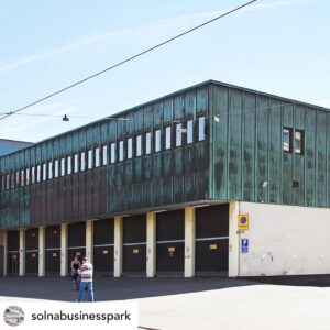 Alexander Gustafsson Instagram - @solnabusinesspark Det nya konceptet F9 öppnar i Solna Business Park! I början av 2023 öppnas portarna till en arena för både stora och små med möjligheter till träning, arbete, möten, häng och nya upplevelser genom bland annat @allstars @f4lcrossfit och @urban_tribes 

Allstars Training Center är ett kampsportsgym i världsklass där proffs och amatörer tränar sida vid sida.
Fit4Life Crossfit är Sveriges största crossfit-kedja.
Urban Tribes är vassa löpcoacher som gör löpningen enkel och tillgänglig.

Vi älskar när befintliga fastigheter, i det här fallet en f.d. industrilokal med riktig karaktär, fylls med liv, puls och nya koncept. Vi ser mycket fram emot den gemensamma utvecklingen av F9 i Solna Business Park!

Följ @f9solna för nyheter 💪🏋️‍♀️👟🥳👍

#f9solna @fabege @alexthemauler @andreasthegeneral @majdishammas @davejacobsson @ujozen #återbruk #träningstips #fit4life