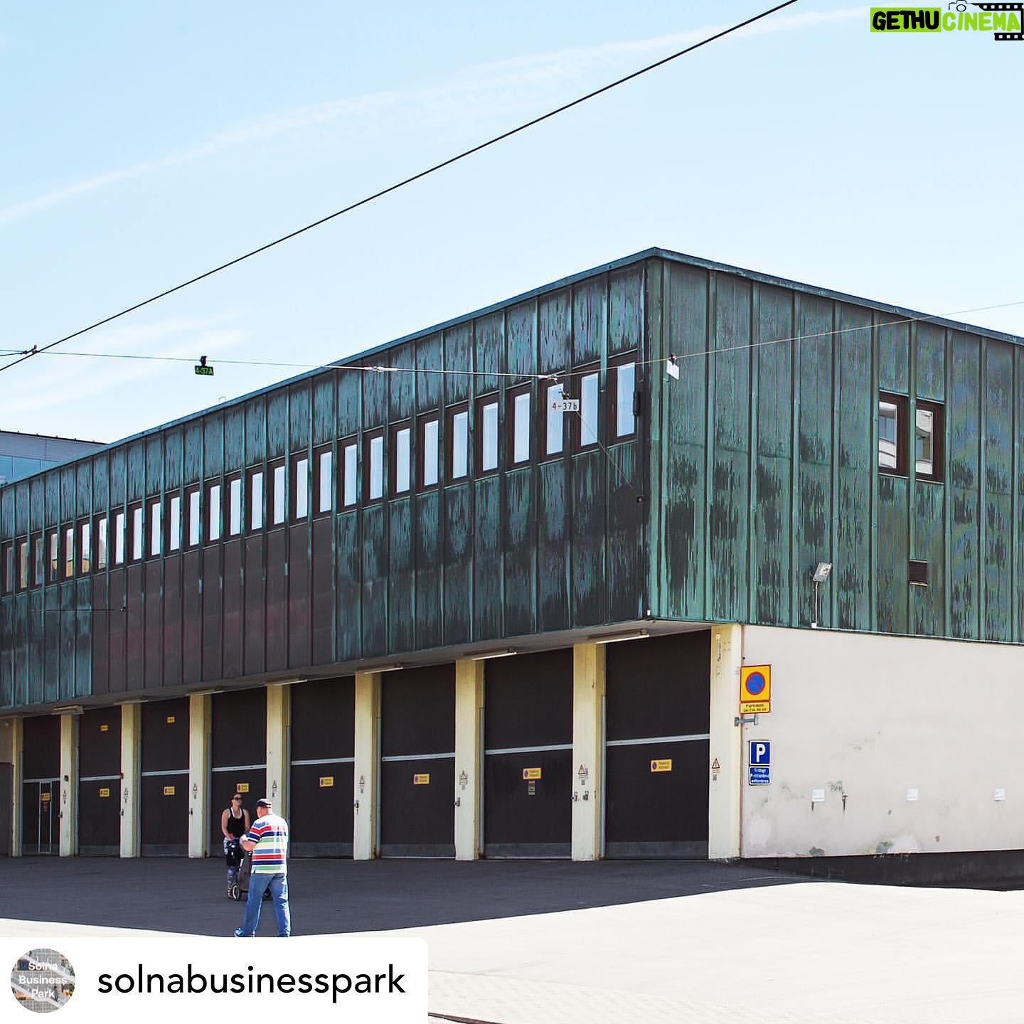 Alexander Gustafsson - 3.4K Likes - @solnabusinesspark Det nya konceptet F9 öppnar i Solna Business Park! I början av 2023 öppnas portarna till en arena för både stora och små med möjligheter till träning, arbete, möten, häng och nya upplevelser genom bland annat @allstars @f4lcrossfit och @urban_tribes
Allstars Training Center är ett kampsportsgym i världsklass där proffs och amatörer tränar sida vid sida.
Fit4Life Crossfit är Sveriges största crossfit-kedja.
Urban Tribes är vassa löpcoacher som gör löpningen enkel och tillgänglig.
Vi älskar när befintliga fastigheter, i det här fallet en f.d. industrilokal med riktig karaktär, fylls med liv, puls och nya koncept. Vi ser mycket fram emot den gemensamma utvecklingen av F9 i Solna Business Park!
Följ @f9solna för nyheter 💪🏋️♀️👟🥳👍
#f9solna @fabege @alexthemauler @andreasthegeneral @majdishammas @davejacobsson @ujozen #återbruk #träningstips #fit4life