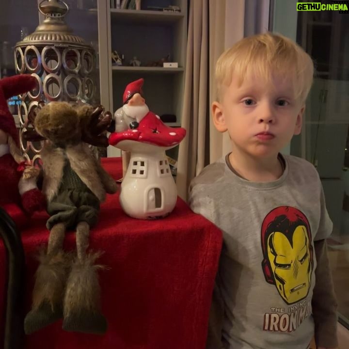 Alexander Gustafsson - 1.7K Likes - När barnen tar telefonen och kör sin egen fotosession 😂❤️