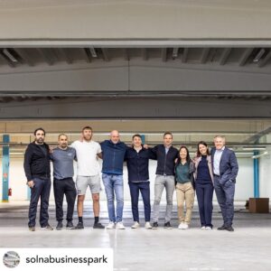 Alexander Gustafsson Instagram - @solnabusinesspark Det nya konceptet F9 öppnar i Solna Business Park! I början av 2023 öppnas portarna till en arena för både stora och små med möjligheter till träning, arbete, möten, häng och nya upplevelser genom bland annat @allstars @f4lcrossfit och @urban_tribes 

Allstars Training Center är ett kampsportsgym i världsklass där proffs och amatörer tränar sida vid sida.
Fit4Life Crossfit är Sveriges största crossfit-kedja.
Urban Tribes är vassa löpcoacher som gör löpningen enkel och tillgänglig.

Vi älskar när befintliga fastigheter, i det här fallet en f.d. industrilokal med riktig karaktär, fylls med liv, puls och nya koncept. Vi ser mycket fram emot den gemensamma utvecklingen av F9 i Solna Business Park!

Följ @f9solna för nyheter 💪🏋️‍♀️👟🥳👍

#f9solna @fabege @alexthemauler @andreasthegeneral @majdishammas @davejacobsson @ujozen #återbruk #träningstips #fit4life