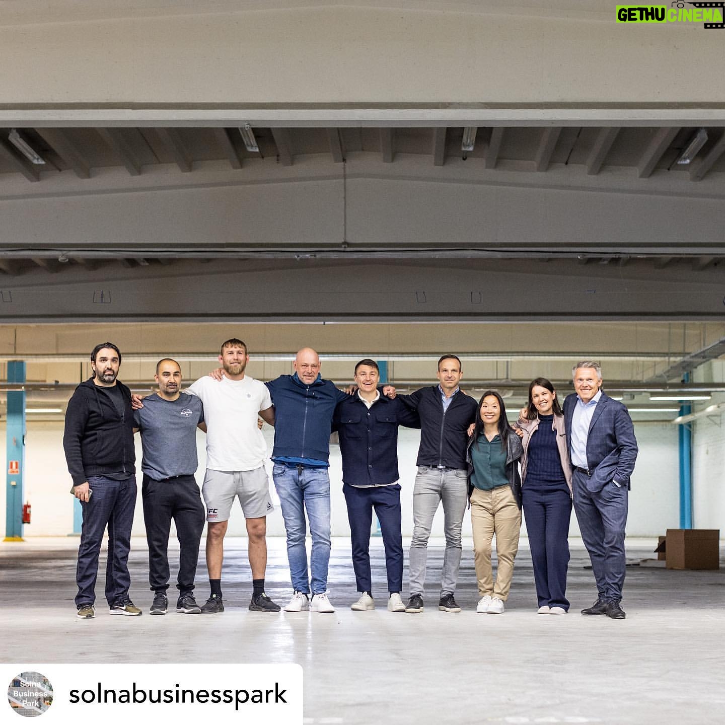 Alexander Gustafsson - 3.4K Likes - @solnabusinesspark Det nya konceptet F9 öppnar i Solna Business Park! I början av 2023 öppnas portarna till en arena för både stora och små med möjligheter till träning, arbete, möten, häng och nya upplevelser genom bland annat @allstars @f4lcrossfit och @urban_tribes
Allstars Training Center är ett kampsportsgym i världsklass där proffs och amatörer tränar sida vid sida.
Fit4Life Crossfit är Sveriges största crossfit-kedja.
Urban Tribes är vassa löpcoacher som gör löpningen enkel och tillgänglig.
Vi älskar när befintliga fastigheter, i det här fallet en f.d. industrilokal med riktig karaktär, fylls med liv, puls och nya koncept. Vi ser mycket fram emot den gemensamma utvecklingen av F9 i Solna Business Park!
Följ @f9solna för nyheter 💪🏋️♀️👟🥳👍
#f9solna @fabege @alexthemauler @andreasthegeneral @majdishammas @davejacobsson @ujozen #återbruk #träningstips #fit4life