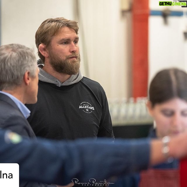 Alexander Gustafsson - 3.4K Likes - @f9solna Några bilder från Öppet Hus i torsdags. Folkligt, festligt, fullsatt.
Nu laddar vi för öppning 9 Jan 2023. Nyfiken på medlemskap hos @allstarsgymsweden , @f4lcrossfit eller @urban_tribes ?
Vill ni titta in tidigare och se den mäktiga lokalen? Skicka DM så försöker vi ordna det! 📷 @romus_sport_photo 👌🏻
@solnabusinesspark @fabege @f9solna