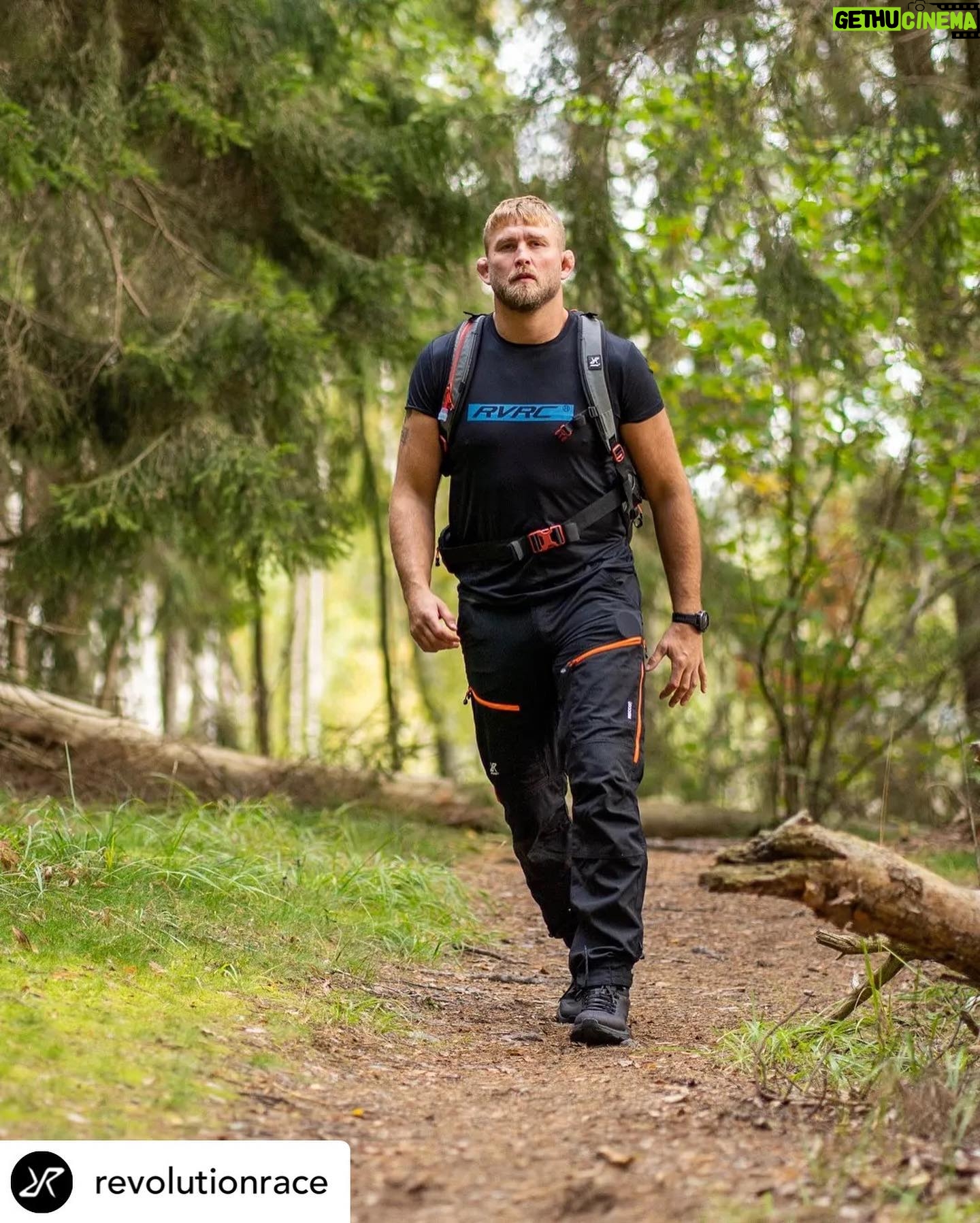 Alexander Gustafsson - 7.6K Likes - @revolutionrace Take the trails, you’ll never regret it 👊🌲
🔎- Backpacker Tee Men Black/Blue
🔎- RVRC GP Pro Rescue Trousers Men Black/Orange 2.0
🔎- Nomad Backpack 30L Anthracite
#natureisourplayground