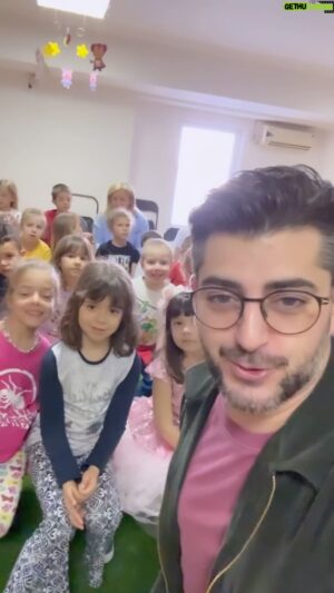 Alexander Kadiev Instagram - Трета група от детска градина „Слънчице” поздравява цялата инстаграм общност с песента:
„Който дроби лъжи, в паницата си ще ги намери!” 😅
Аз пък поздравявам тях, защото са истински слънца тези деца ☀️💛