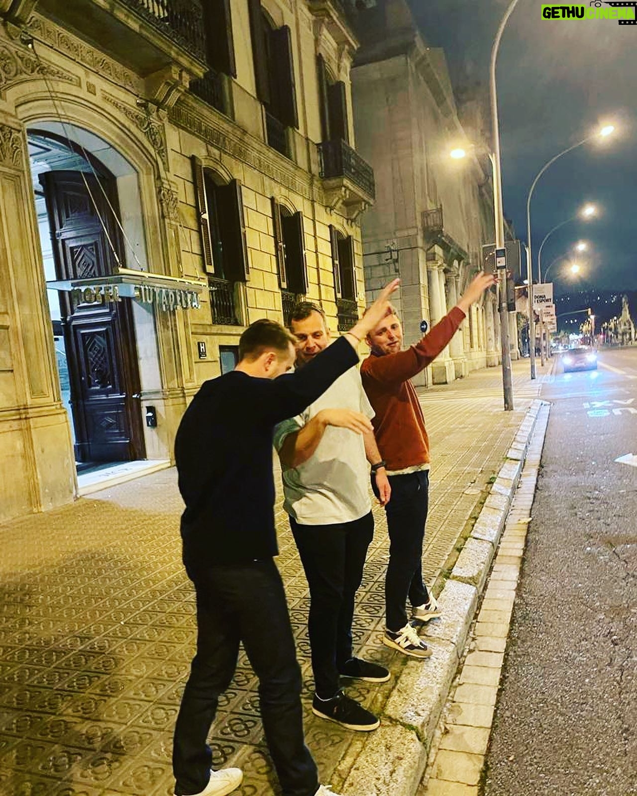 Alexander Lincoln - 4.2K Likes - ¿Dónde están los perros picantes?