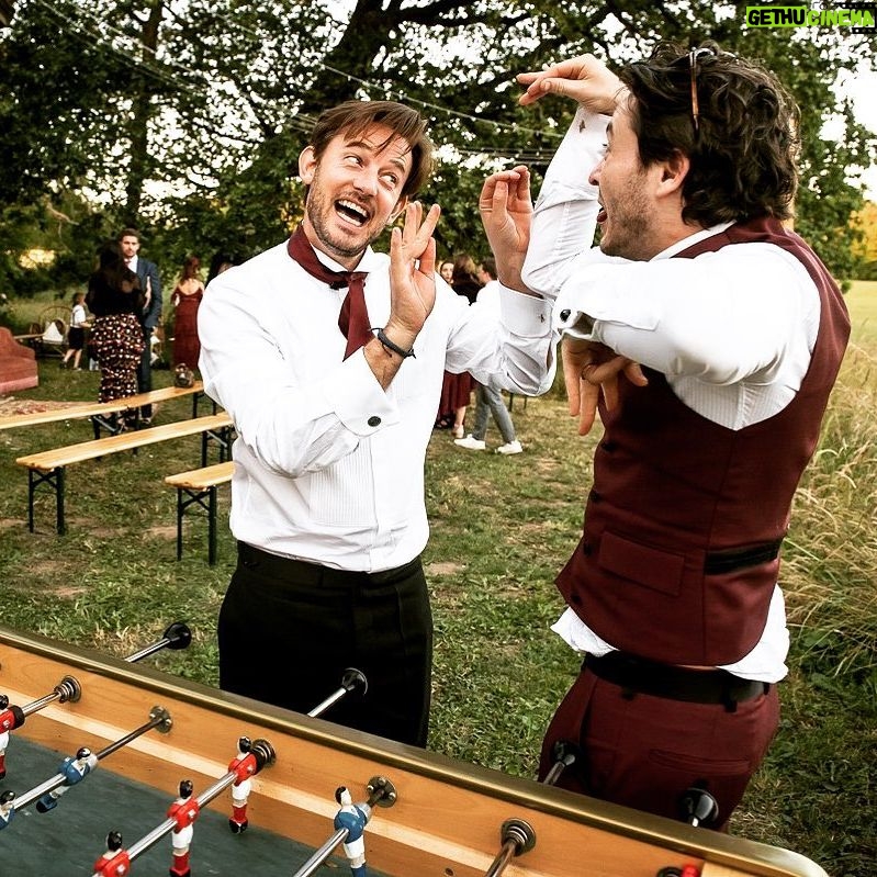 Alexander Vlahos - 7K Likes - In less than a month, I get to do the ‘zig zag emu’ again with my best friend.
🏰: @chateaudebourneau
📸: @timfoxphoto