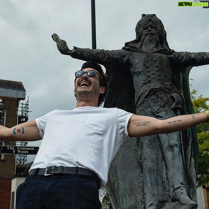 Alexander Vlahos - 3.1K Likes - As part of his wonderful upcoming exhibition ‘CYNEFIN’ @jonpountney invited me back to my childhood hometown of Llantrisant to take some 📸. As you can tell, I took the magnitude of standing in front of Dr William Price very seriously…
More pics to follow on Jon’s account 🏴 Diolch x