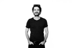 Alexander Vlahos Instagram - Monochrome ⚪️⚫️⚪️⚫️

📸 by @imagesbykayte