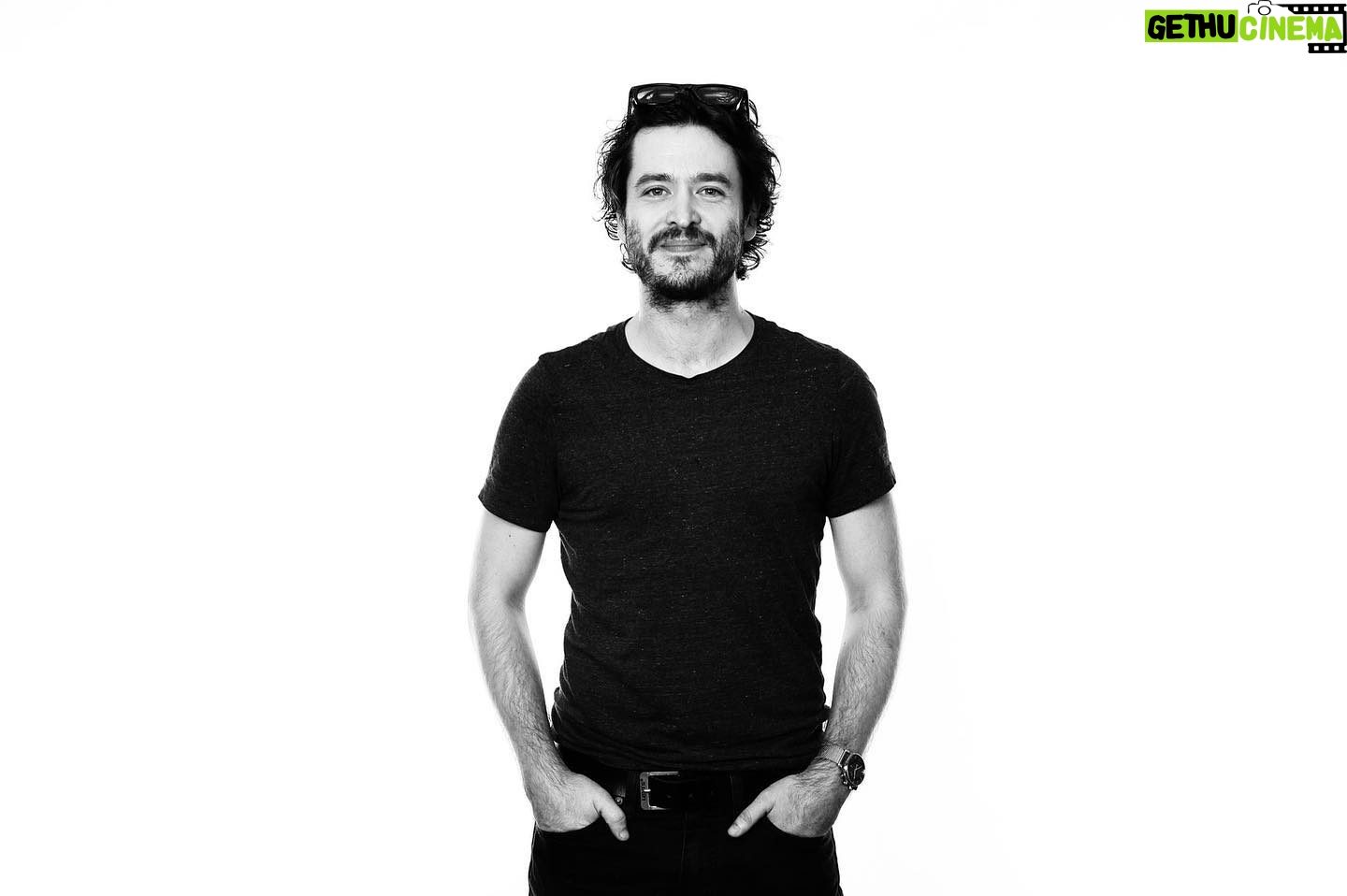 Alexander Vlahos - 3.3K Likes - Monochrome ⚪️⚫️⚪️⚫️
📸 by @imagesbykayte