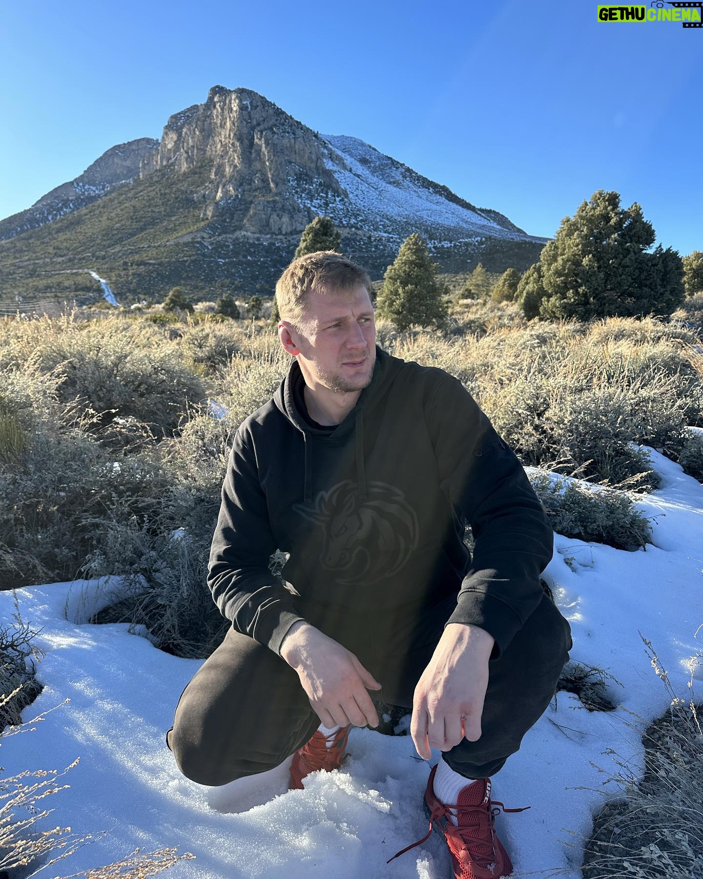 Alexander Volkov - 5.1K Likes - Если подумать - то единоборства стремительно двигаются в сторону упрощения. С развитием ММА вся ритуальность и пафос присущие единоборствам сходят на нет. Остаются максимально простые и эффективные техники, так как счёт в поединке всегда идёт на секунды и нужно использовать максимально рабочие комбинации отточенные годами.
Также с нашей финансовой грамотностью и безопасностью. Лучше использовать только надежные и понятные технологии. Как, например, криптокошелек 1inch wallet от моих партнёров, который будет вашим отличным проводником в мир криптовалюты.
Скачать можно по ссылке в сториз.